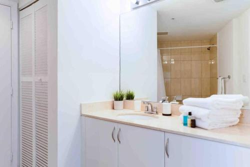 邁阿密的住宿－Beautiful apartment Miami, FL，白色的浴室设有水槽和镜子