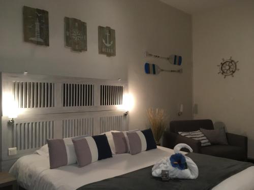 1 dormitorio con 1 cama grande y 1 sofá en Hotel de France Citotel, en Rochefort