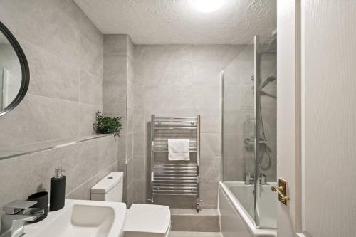 a bathroom with a shower and a toilet and a sink at Cosy & Modern Property in London - Sleeps up to 6 in London