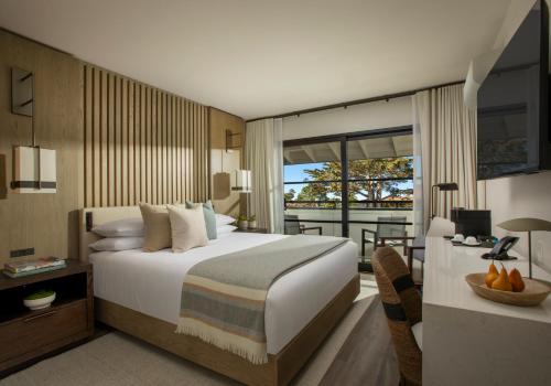 Pokój hotelowy z dużym łóżkiem i balkonem w obiekcie Stilwell Hotel w mieście Carmel