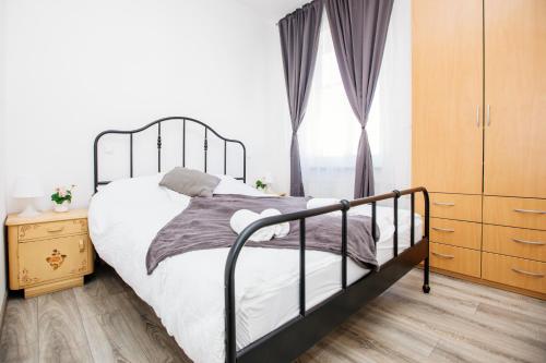 Un pat sau paturi într-o cameră la Central View Point Apartment