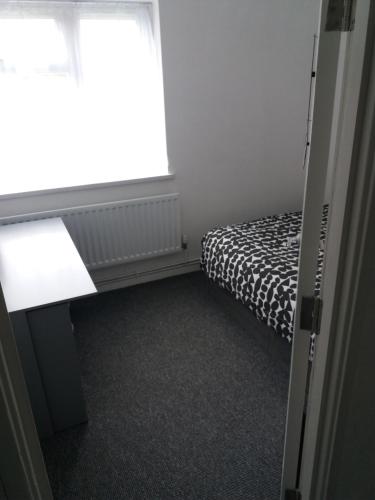 Una cama o camas en una habitación de Ramsgate room
