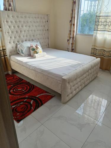 een bed in een slaapkamer met een groot matras bij Royals apartment in Mombasa