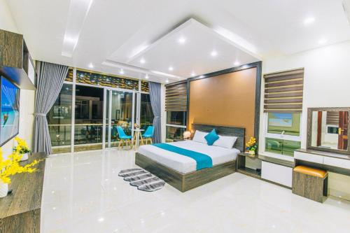 ein Schlafzimmer mit einem Bett und einem Balkon in der Unterkunft Villa FLC Sầm Sơn Sao Biển SB106 in Thanh Hóa