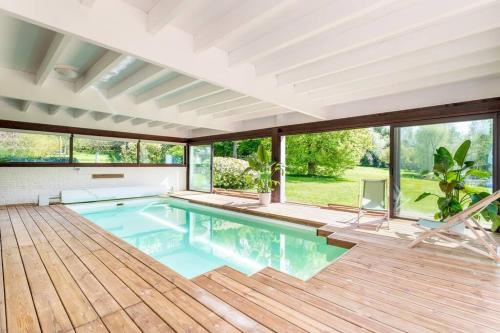 - une piscine dans une maison avec terrasse dans l'établissement Luxueuse Villa avec Piscine, Sauna et Étang - à 15 minutes de Lille !, à Ennetières-en-Weppes