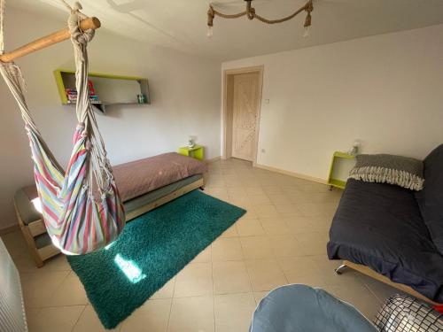 uma sala de estar com duas camas e uma rede de descanso em Rodzinny dom wakacyjny 95 m2 nad jeziorem em Charzykowy