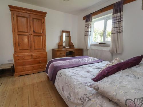 1 dormitorio con 1 cama, vestidor y ventana en Pendleside en Chatburn