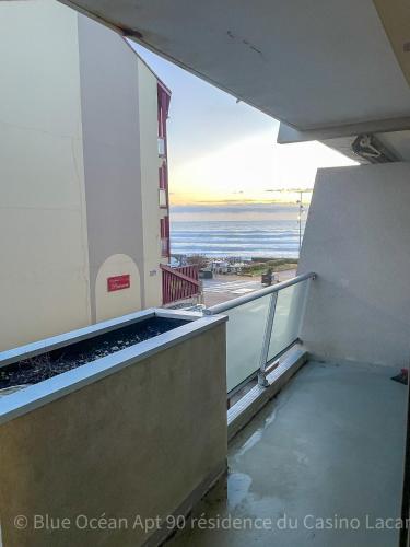 un balcon avec vue sur l'océan dans l'établissement Appartement Blue Ocean, à Lacanau