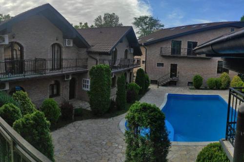 eine Luftansicht eines Hauses mit Pool in der Unterkunft Apartman Aleksa in Bela Crkva