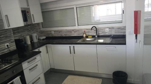 A kitchen or kitchenette at Quarto Aeroporto