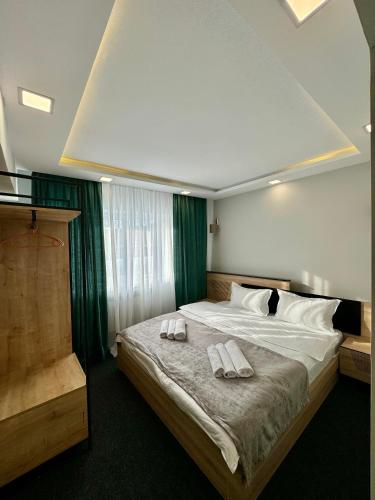 um quarto com uma cama com duas toalhas em Garden Hotel em Akhalk'alak'i