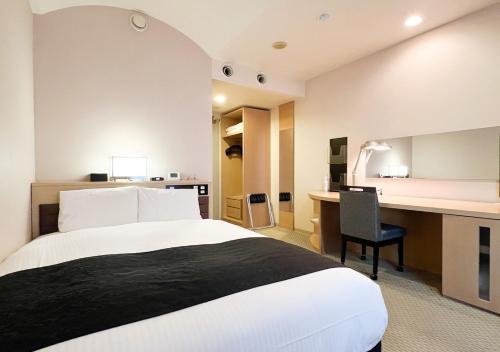 札幌市にあるアパホテル〈TKP札幌駅北口〉EXCELLENTのベッドとデスクが備わるホテルルームです。