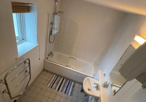Ένα μπάνιο στο 3 bedroom harbour view apartment in Kinsale