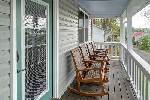 Ein Balkon oder eine Terrasse in der Unterkunft Cozy Fries Escape with Mountain and River Views!