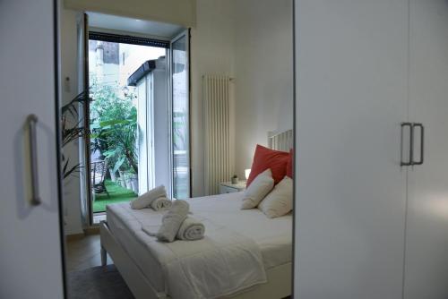 una camera da letto con un letto e asciugamani di Jama Maison Garden a Napoli