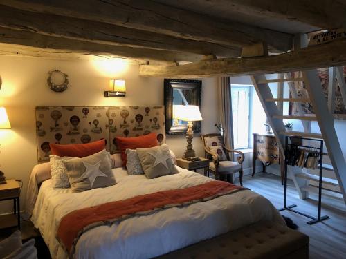 une chambre avec un grand lit et un escalier dans l'établissement Studio indépendant, à Anglars-Nozac