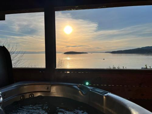 Gallery image of The Beach Hideaway - Eagles Suite in Sechelt