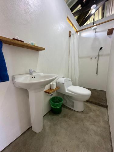 コーン諸島にあるSilversands Retreatの白いバスルーム(洗面台、トイレ付)