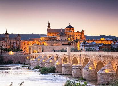una gran ciudad con un puente y un castillo en CASA UMBRAL DE LA MEZQUITA - a menos de 50 metros de la Mezquita Catedral, en Córdoba