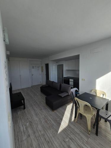 Cómodo apartamento en Madrid في مدريد: غرفة معيشة مع أريكة وطاولة