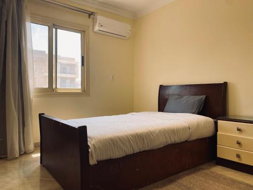 Postel nebo postele na pokoji v ubytování Cozy 2 BR in New Cairo City - Gated Compound
