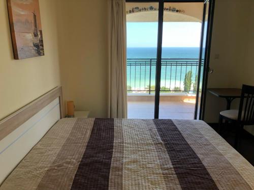 Ένα ή περισσότερα κρεβάτια σε δωμάτιο στο Spacious seaview apartments, 100m to the beach