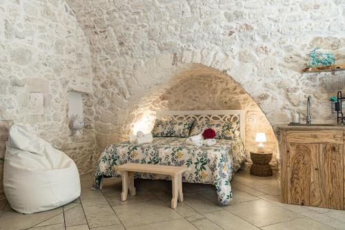 - une chambre avec un lit dans un mur en pierre dans l'établissement Luxury Suite Of Ostuni, à Ostuni