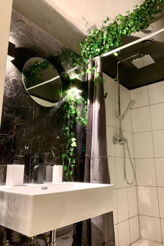 uma casa de banho com um lavatório e um espelho em Leben am Dortmunder U em Dortmund