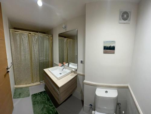 uma casa de banho com um lavatório e um WC em Marassi Marina Chalet em El Alamein