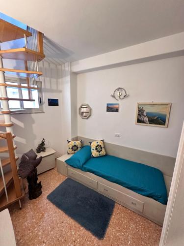 sypialnia z łóżkiem z niebieskim kocem w obiekcie Casa La stellina w mieście Capri