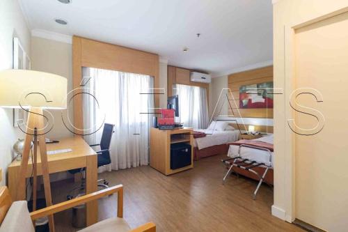 een kamer met een slaapkamer met een bureau en een bed bij Flat Nobile Congonhas in Sao Paulo
