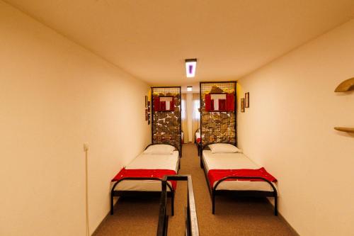 um corredor hospitalar com três camas num quarto em Xhubleta Room - Old Bazaar em Pec