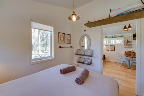 um quarto com uma grande cama branca e uma janela em 4-Season Gold Coast Cottage, 2 Mi to Winter Sports em Muskegon