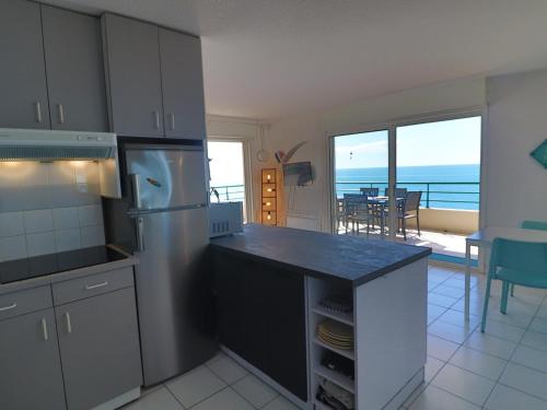 Il comprend une cuisine équipée d'un réfrigérateur. dans l'établissement Appartement 50m² avec terrasse 30m² et vue sur mer à Sète, pour 4 personnes - FR-1-472A-240, à Sète