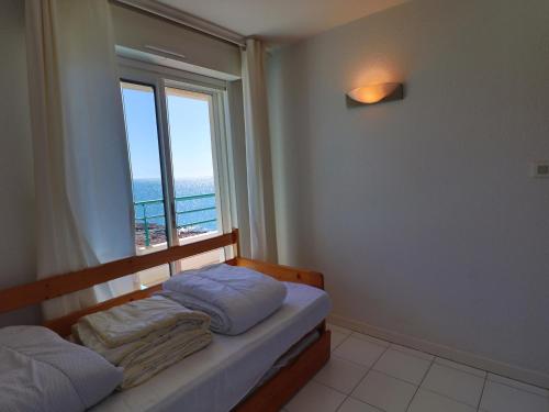 une chambre avec un lit et une fenêtre avec vue dans l'établissement Appartement 50m² avec terrasse 30m² et vue sur mer à Sète, pour 4 personnes - FR-1-472A-240, à Sète