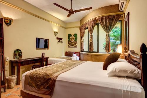 Un dormitorio con una cama grande y una ventana en Hotel Cielo, en Playa del Carmen