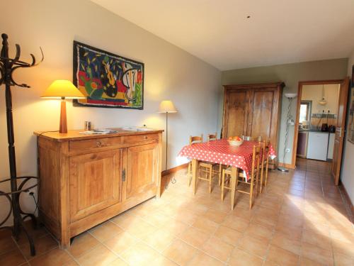 d'une salle à manger avec une table et un tissu de table rouge et blanc. dans l'établissement Charmant gîte familial avec jardin et Wifi, animaux admis - FR-1-622-77, à Vihiers