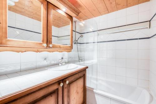 ein Badezimmer mit Waschbecken, Badewanne und Dusche in der Unterkunft Résidence Les Fermes du Soleil - maeva Home - Appartement 3 Pièces 6 Personnes - Sélection MAE-1535 in Les Carroz d'Araches