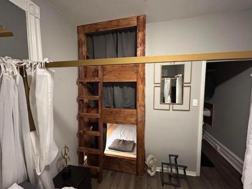 Litera o literas en una habitación de ☆☆ Modern Coed Dorm in Reading ☆☆