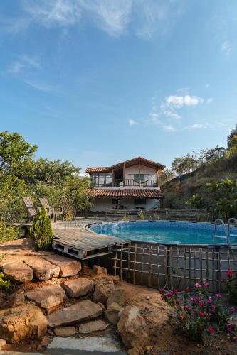 una casa con piscina y una casa en Casa Primitivo, en Barichara