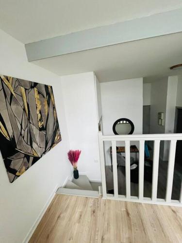 une chambre avec un escalier et des peintures murales dans l'établissement Studio centre ville, à Bar-le-Duc