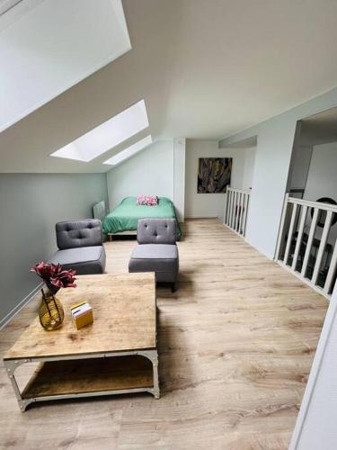 un salon avec un canapé et une table dans l'établissement Studio centre ville, à Bar-le-Duc