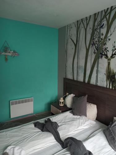 a bedroom with a bed with a painting on the wall at Kalcunova guest house in Sandanski