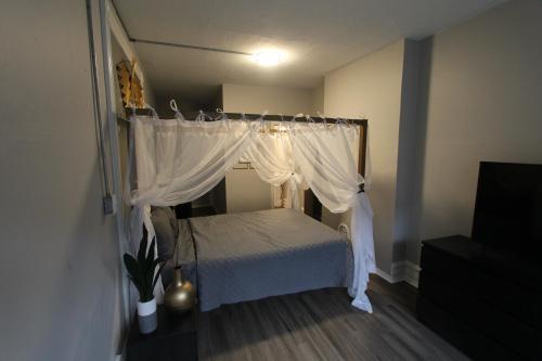 Una cama o camas en una habitación de ☆☆ Modern Coed Dorm in Reading ☆☆