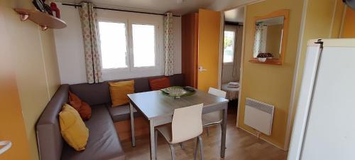een woonkamer met een bank en een tafel bij Quinta das pedras 53 C marconi in Vendas Novas