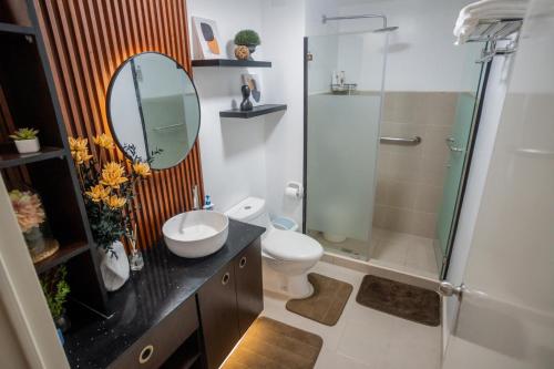 La salle de bains est pourvue d'un lavabo, de toilettes et d'une douche. dans l'établissement 1Bedroom Condo Unit, à Iloilo