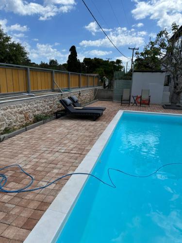 SolMar Aegina with private pool - jacuzziの敷地内または近くにあるプール