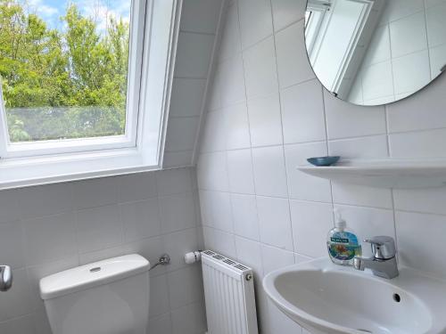 ArchsumにあるWiesensichtのバスルーム(トイレ、洗面台、鏡付)