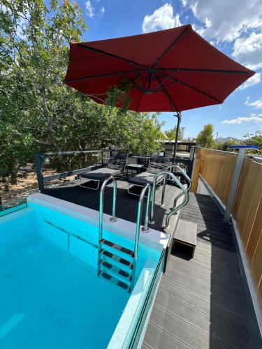 SolMar Aegina with private pool - jacuzziの敷地内または近くにあるプール