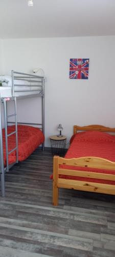 - une chambre avec des lits superposés et un banc dans l'établissement appartement 4/6 pers à 300 m de la plage, à Saint-Hilaire-de-Riez